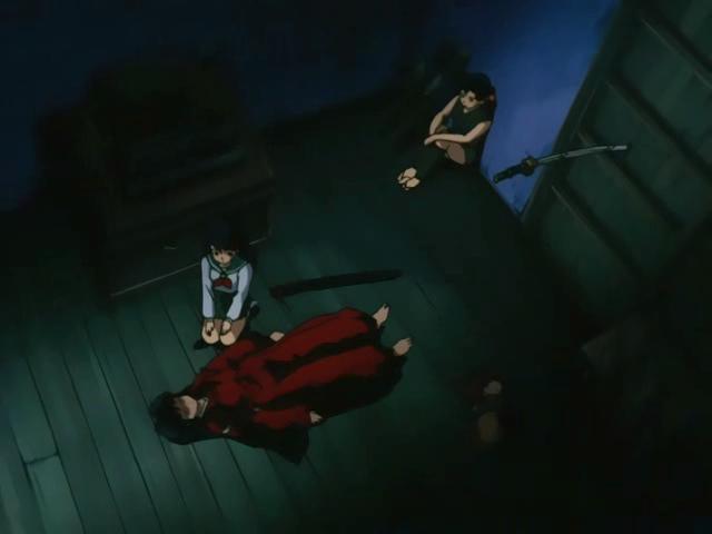 Otaku Gallery  / Anime e Manga / Inu-Yasha / Screen Shots / Episodi / 013 - L`enigma della luna nuova! Inuyasha dai capelli neri! / 173.jpg